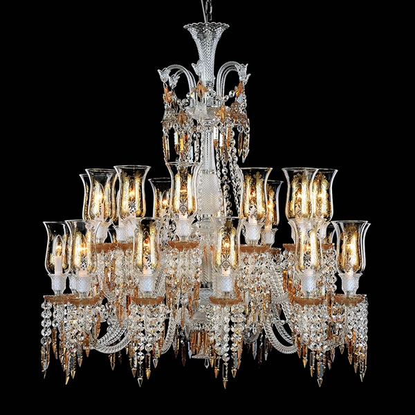 Lampe en cristal Baccarat à 24 lumières claires et ambrées avec abat-jour en verre