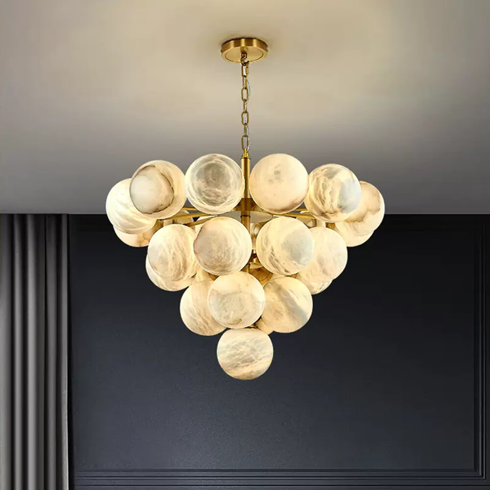 Lustre moderne en albâtre en laiton à quatre niveaux de 31,5 pouces avec 25 globes