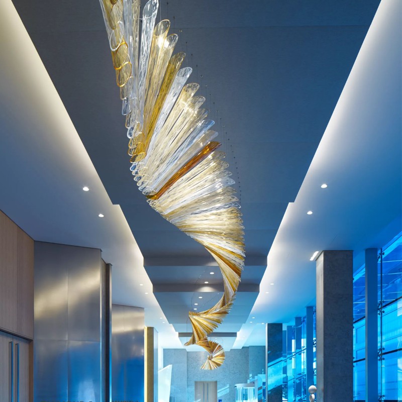 Moderne stor dekorativ håndlavet lysekrone i blæst glas til hotelkorridor