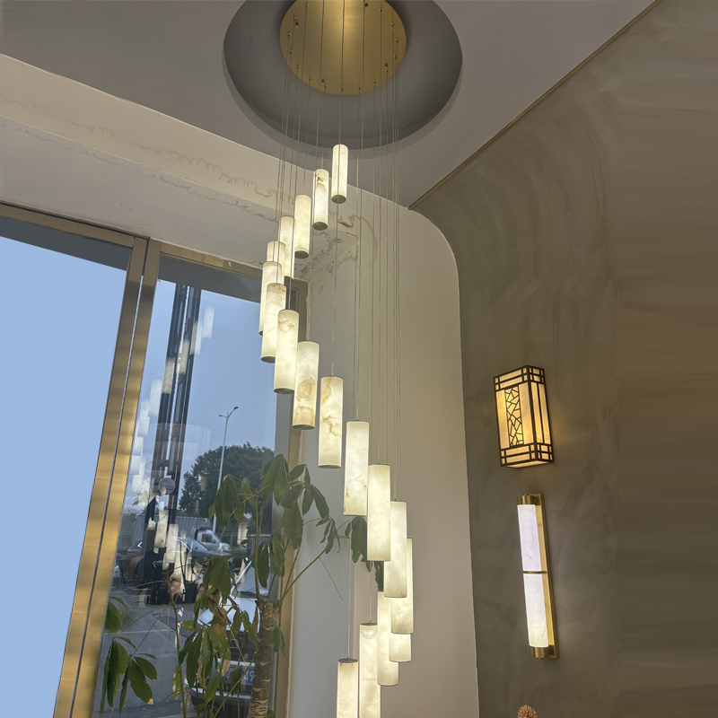 Lámpara de araña de escalera de 10 pies de alto con 18 cilindros de alabastro
