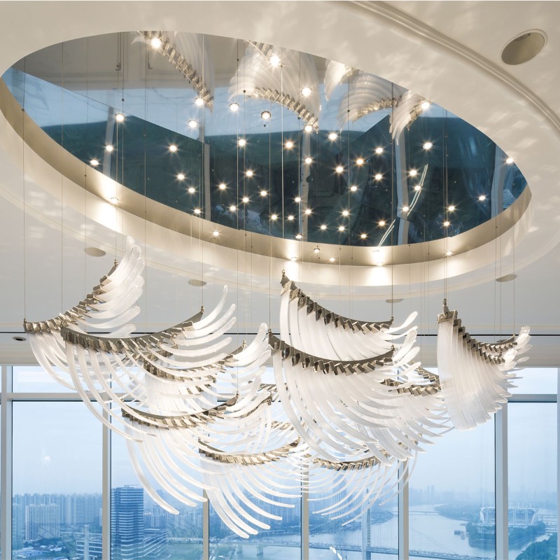 Хотелски стаклени лустер у облику пера Прилагођено осветљење предворја хотела