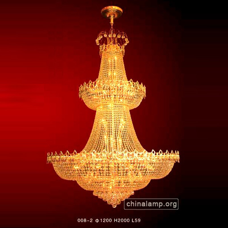 Foajē lielas zelta kristāla lustras apgaismojums