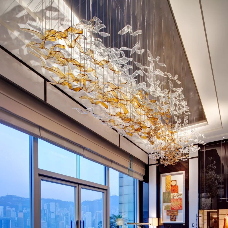 Maßgeschneiderter Kronleuchter aus mundgeblasenem Glas für die große Lobby