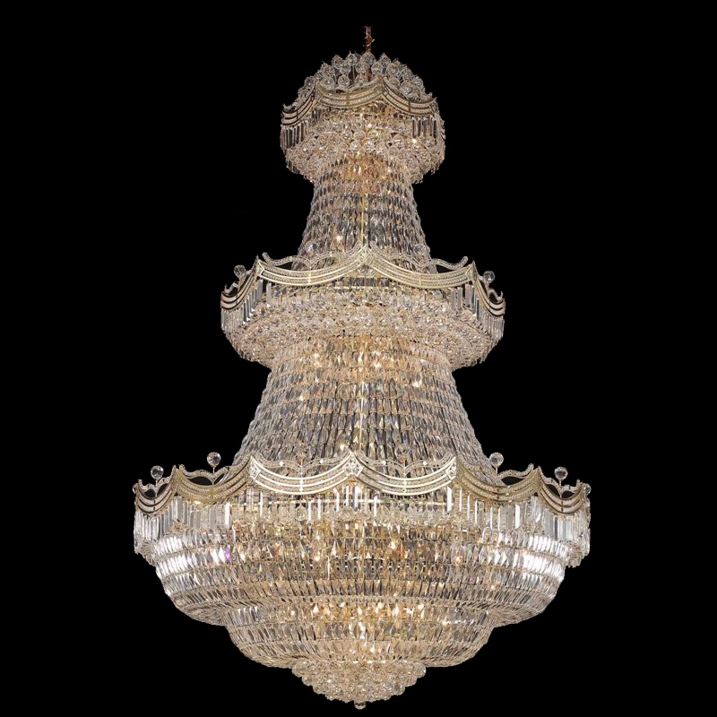 Illuminazione classica con lampadario di cristallo grande oro