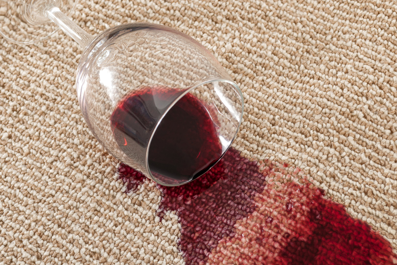 Совети за отстранување на дамки од црвено вино.
