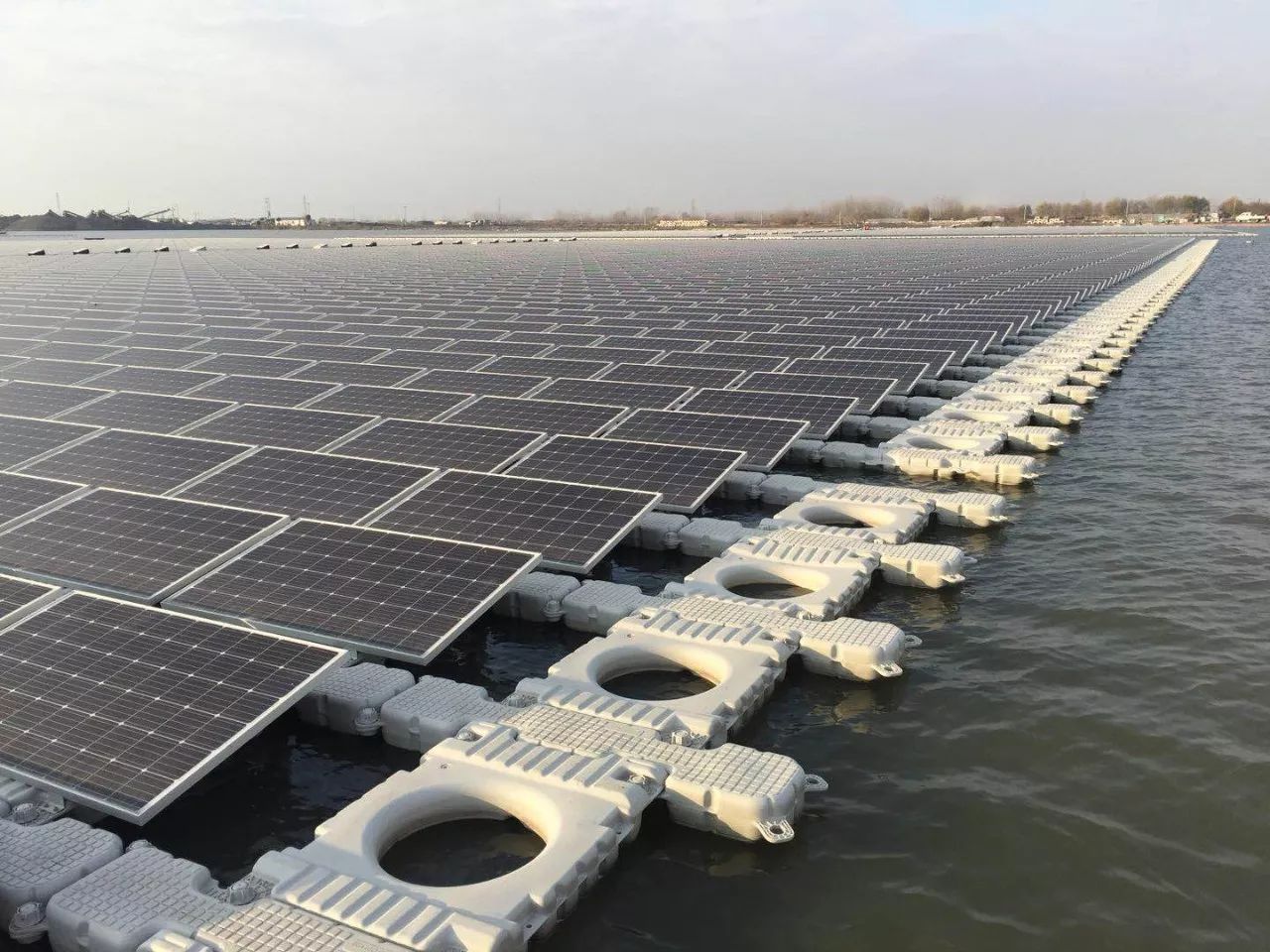 Schéma de construction d'un projet photovoltaïque flottant sur l'eau