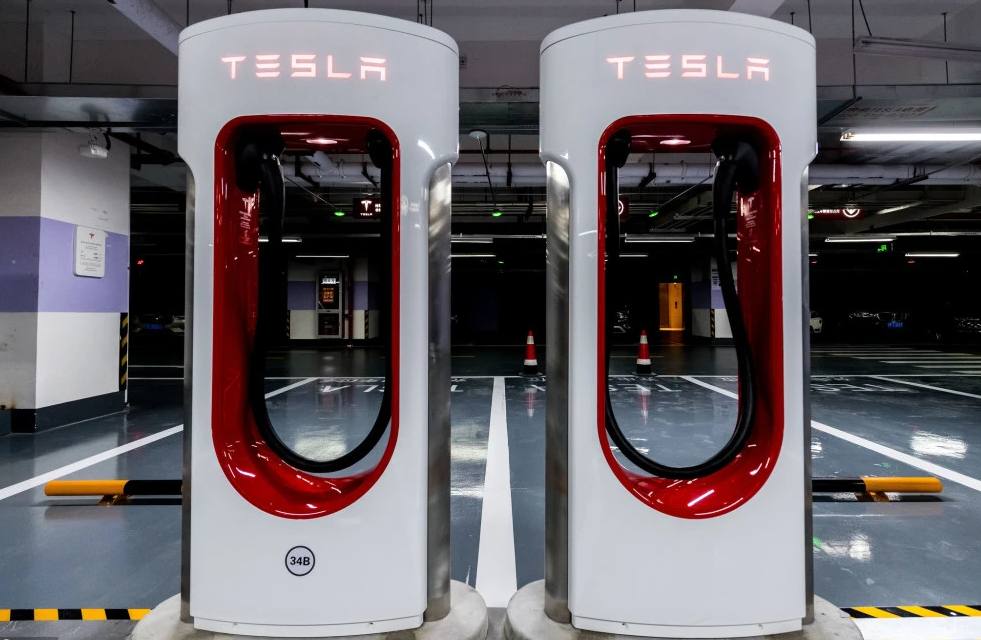 Cales son as características da estación de supercarga integrada fotovoltaica + almacenamento de enerxía + carga de Tesla?