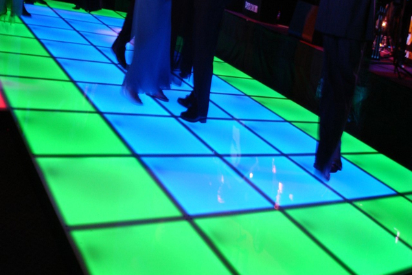 Quem fabrica tela de LED para piso nos EUA?