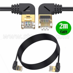An beiden Enden links oder rechts abgewinkeltes, schlankes Cat8-Ethernet-Kabel