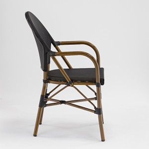 Чорне крісло з бамбуковим малюнком для патіо