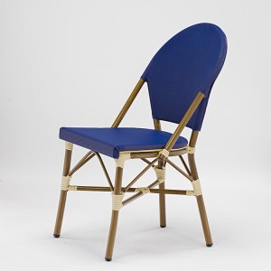 Mornarsko plava stolica koja se može slagati na jednu drugu