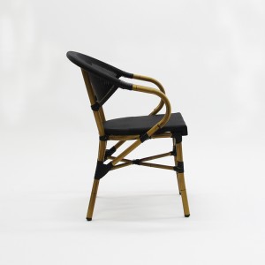 Mrežasta stolica od tkanine koja se može slagati na otvorenom