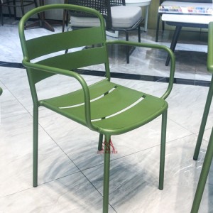 Proste metalowe ocynkowane krzesło rekreacyjne na świeżym powietrzu