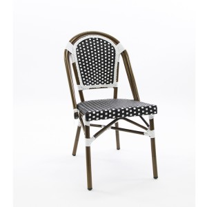 Современное плетеное обеденное кресло из ротанга на открытом воздухе