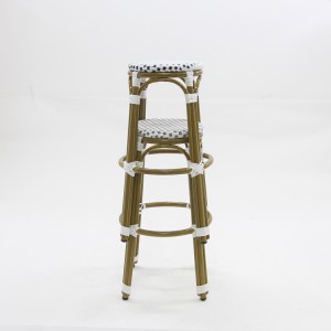 Простой высокий барный стул для патио из ротанга