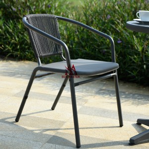 Кресло для отдыха в саду с простым веревочным плетением