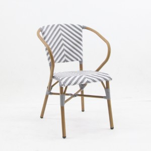 Једноставна, ручно рађена плетена столица за двориште од ратана