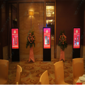 Vilka är fördelarna med att använda LCD-reklammaskiner och touch allt-i-ett-maskiner på hotell?