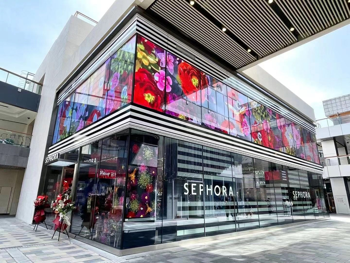 The rise of new retail formats How to cross-border integration of LED displays?