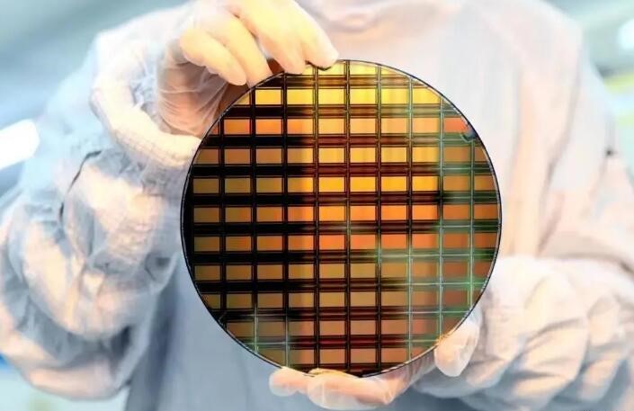 How does the full vertical chip structure gain a foothold in the Mini/Micro LED display industry