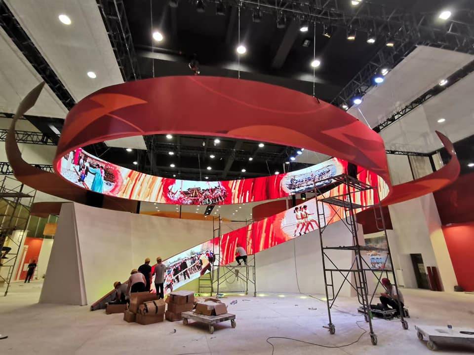 Indoor curved P2.5 flexible LED screen display for column wall Featured Image
