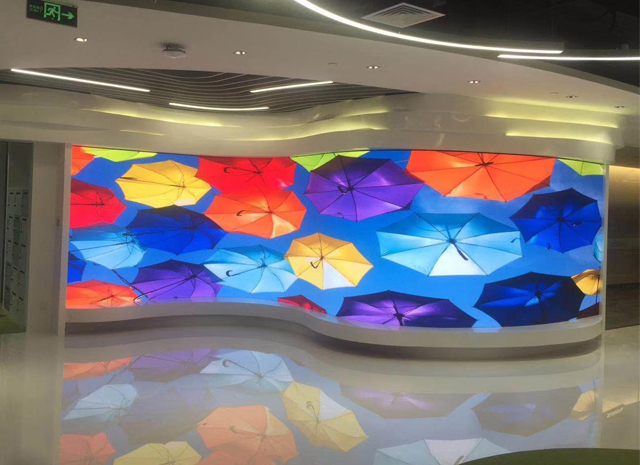 P2 fleksibilni LED ekran vizuelnog dizajna zakrivljenog ekrana u izložbenom video zidu u tržnom centru