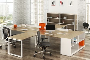 Négyszemélyes L-íróasztal munkaállomáskészlet Montázs irodai partíció a személyzeti asztalhoz