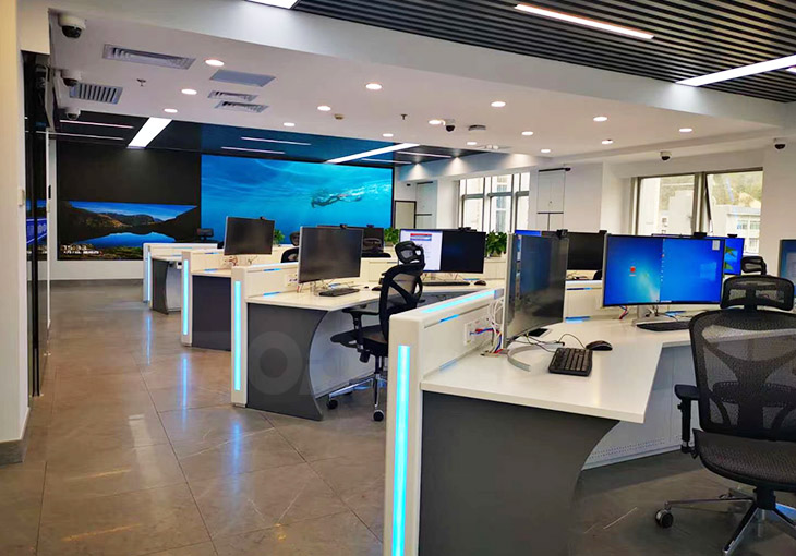 Kokie biuro baldai turėtų būti patalpinti komandų centro arba dispečerinės patalpos erdvėje