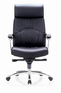 Кожаное офисное кресло с высокой спинкой