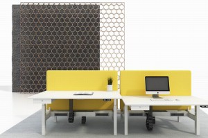 Két négyszemélyes irodai íróasztal, elektromosan állítható magasságú asztali munkaállomás