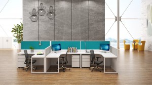 Menadžerske radne stanice s modernim teksturiranim drvenim pregradama za privatnost