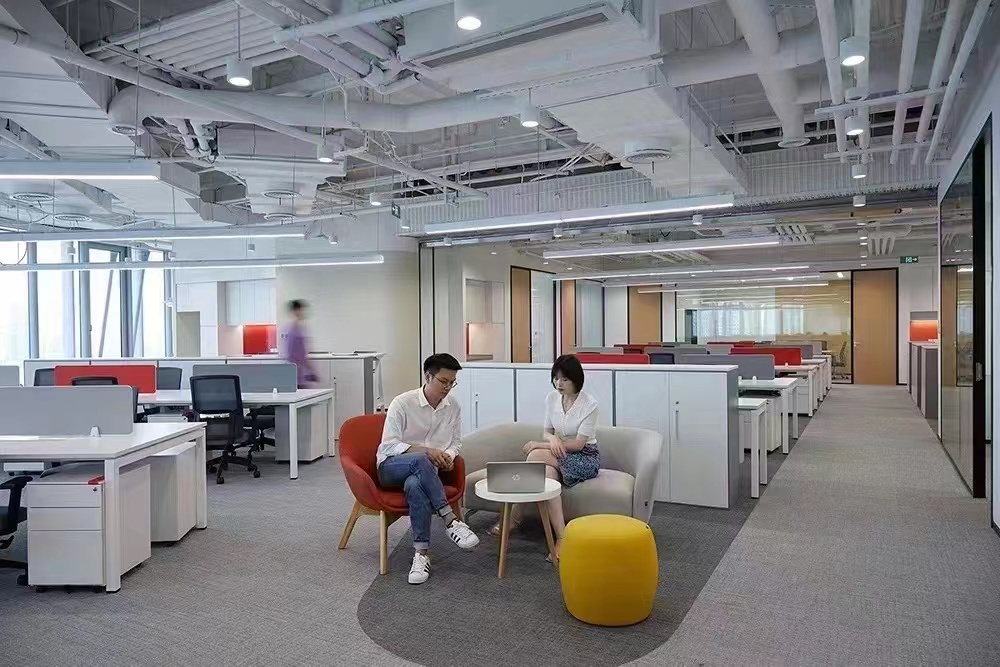 Apa perbedaan antara perabot kantor panel dan perabot kantor yang dicat?