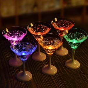 Partyzubehör, LED-beleuchtete Martini-Gläser aus lebensmittelechtem PS-Kunststoff
