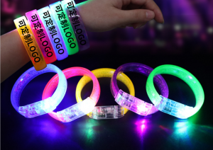 Hangaktivált LED-es villogó karkötő csuklópánt rendezvényekre, koncertekre