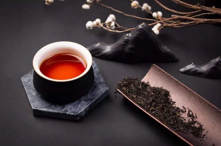 काली चाय का जन्म, ताज़ी पत्तियों से काली चाय तक, मुरझाने, मुड़ने, किण्वन और सूखने के माध्यम से।