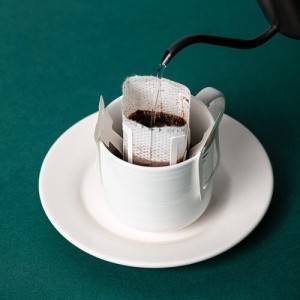 jednorázový kelímek s uchem na odkapávanou kávu filtrační sáček