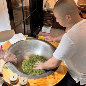 Hand-operated tea processing pot