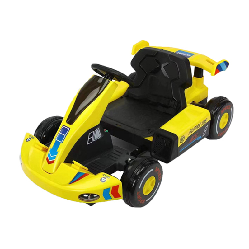 As crianças andam no carro de brinquedo BK2022