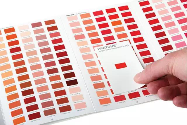Tarjeta de colores estándar que las personas que teñen textiles deben conocer