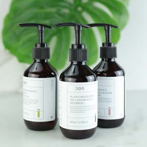 Kasvituoksuinen vartalonhoitolahjapaketti, joka sisältää öljypohjaisen shampoon
