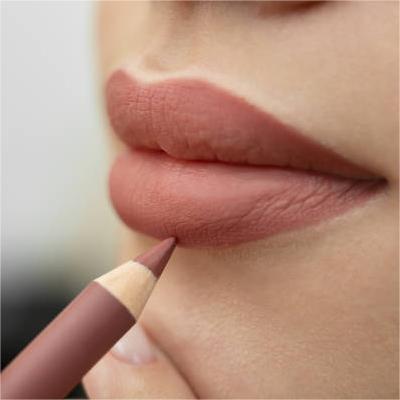 Haruskah lip liner lebih gelap atau lebih terang dari lipstik?