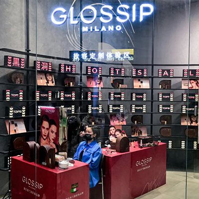 Nauja grožio parduotuvės makiažo stovykla suteikia prekės ženklo GLOSSIP stiprybės