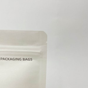 I sacchetti biodegradabili in un pacchettu ecologicu sò in una borsa di zipper per l'alimentariu