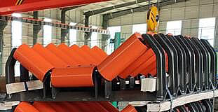 Conveyor idler leveransiers