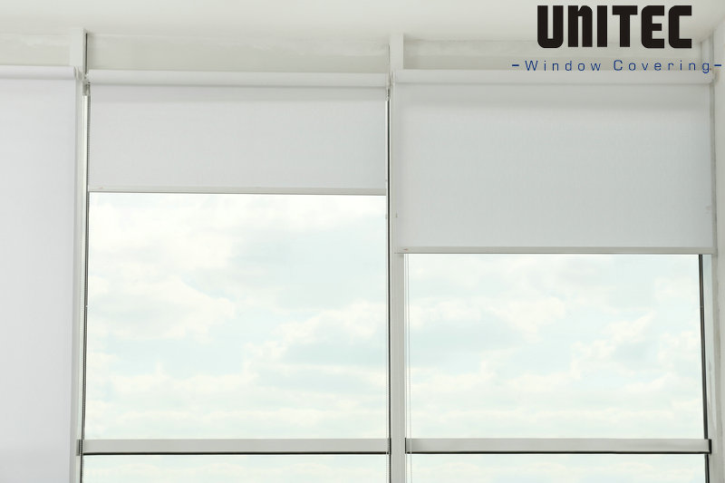 Double roller blinds: two roller blinds in a single mechanism
