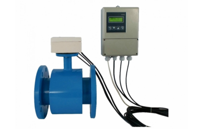 How is the accuracy of the electromagnetic flowmeter determined?
