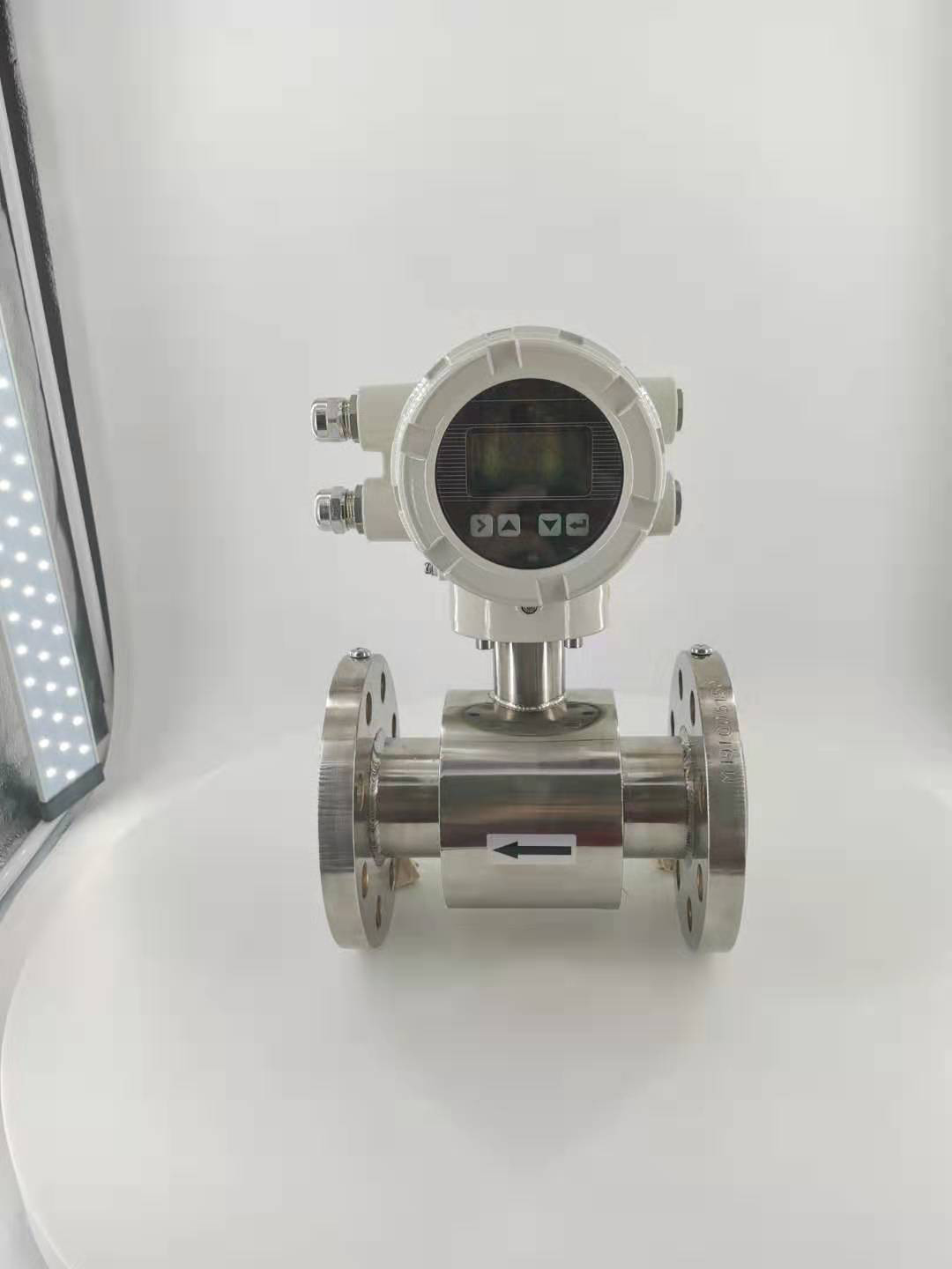 What are the characteristics of electromagnetic flowmeters?