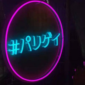 Neonový nápis na míru s logem Kore3