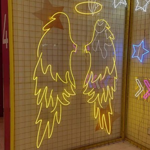 Wings Neonsigno Anĝela plumo 4