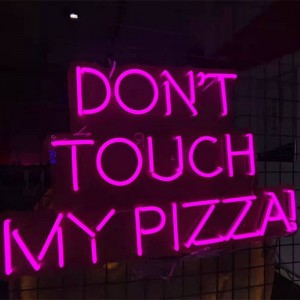 Rør ikke ved mit pizza neonskilt2